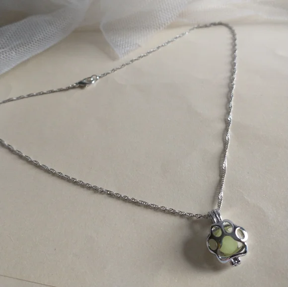 Glow in Dark Paw Print Necklace! - Picture 6 of 9